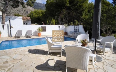 Lovely, cosy villa with a beautiful garden.